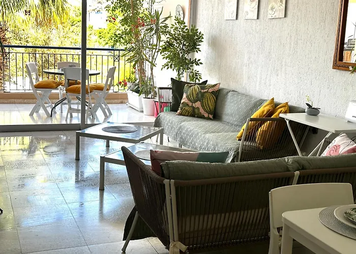 Paradise Gardens Pool View Apartment